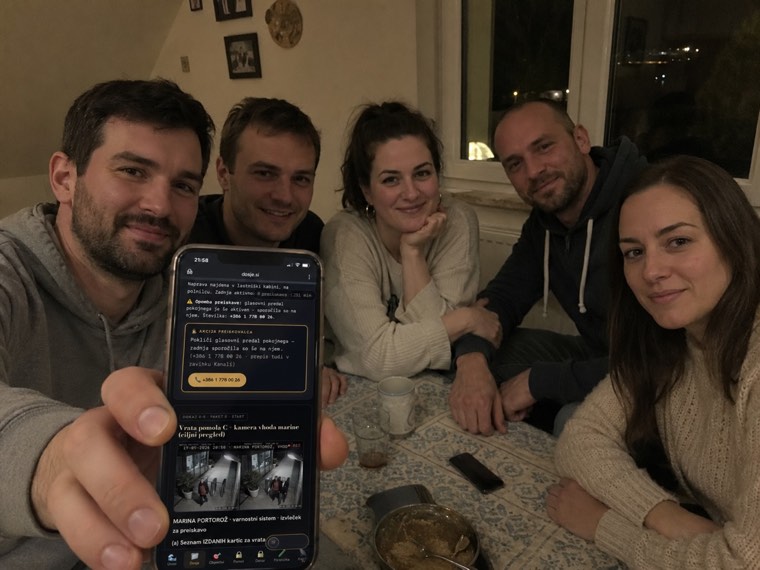 Družba za mizo igra Dosje na telefonih